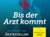 Schmuckbild: Banner zum Podcast "Bis der Arzt kommt" zeigt einen Arzt im Kittel, der schnell zu gehen scheint. Darüber ist ein grafisch verändertes Rotes Kreuz als Symbol für Medizin zu sehen. Unten rechts befindet sich das Signet für die Shortlist zum Preis der Deutschen Fachpresse 2024.