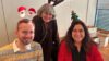Bild von 3 Media Solutions Mitarbeitern. 2 Frauen und 1 Mann mit Weihnachtsmützen auf dem Kopf