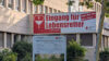 Außenaufnahme vom Eingang einer Klinik, in der Stammzellen gespendet werden können