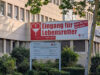 Außenaufnahme vom Eingang einer Klinik, in der Stammzellen gespendet werden können