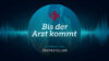 Schmuckbild: Banner zum Podcast "Bis der Arzt kommt" zeigt einen Arzt im Kittel, der schnell zu gehen scheint. Darüber ist ein grafisch verändertes Rotes Kreuz als Symbol für Medizin zu sehen.