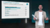 Ausschnitt aus dem Erklärvideo zu den Ergebnissen der LA-MED Facharzt-Studie 2026, Thema: Fachgruppe Innere Medizin. Ein Moderator steht in einem von KI konstruierten virtuellen Fernsehstudio, hinter sich ein Bildschirm mit eingeblendeten Balkendiagrammen.