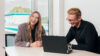 Konstantin Degner, Principal Business Development Recruiting, im Büro mit der Kollegin Milena Seidel