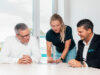Der CEO des Deutschen Ärzteverlages Joachim Herbst (links) bespricht sich mit Kirsten Warweg-Schüler, Principal Corporate Communications, und Matthias Stubbe, Director Digital & Marketing