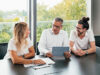 Der CEO des Deutschen Ärzteverlages Joachim Herbst (Mitte) bespricht sich mit Kirsten Warweg-Schüler, Principal Corporate Communications, und Niklas Schilling, Chief of Staff