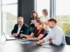 Christian Kuth, Director of IT (links) im Gespräch mit Kollegen aus dem Deutschen Ärzteverlag