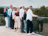 Mitarbeitende des Deutschen Ärzteverlages stehen gemeinsam auf der Dachterrasse des Verlagsgebäudes in Köln