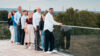 Mitarbeitende des Deutschen Ärzteverlages stehen gemeinsam auf der Dachterrasse des Verlagsgebäudes in Köln