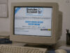 Röhrenmonitor aus den 90er Jahren, der die Webseite des Deutschen Ärzteblattes aus dem Jahr 1997 anzeigt.
