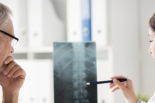 Fachärztin und Patient betrachten ein Röntgenbild